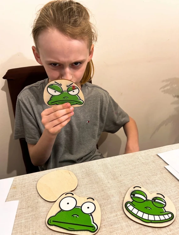 Interaktywne puzzle "Życie Żaby w Kalejdoskopie" z elementami do wyciągania