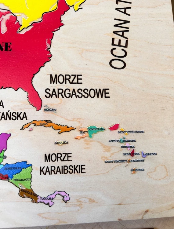 Kolorowe flagi państw Ameryki Północnej na drewnianej mapie EDUBOBO