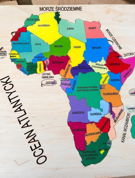 Drewniana mapa Afryki EDUBOBO podczas zabawy dziecka z wyjmowanymi elementami