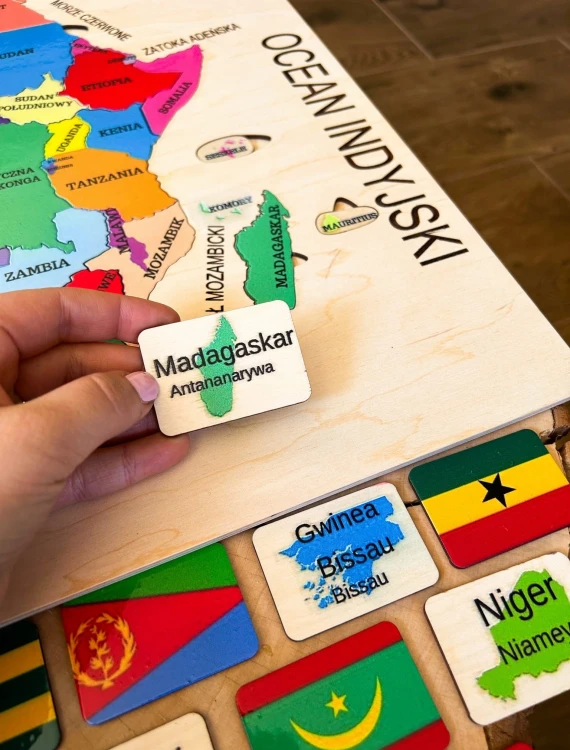 Dziecko trzyma element mapy Afryki EDUBOBO podczas nauki geografii i zabawy