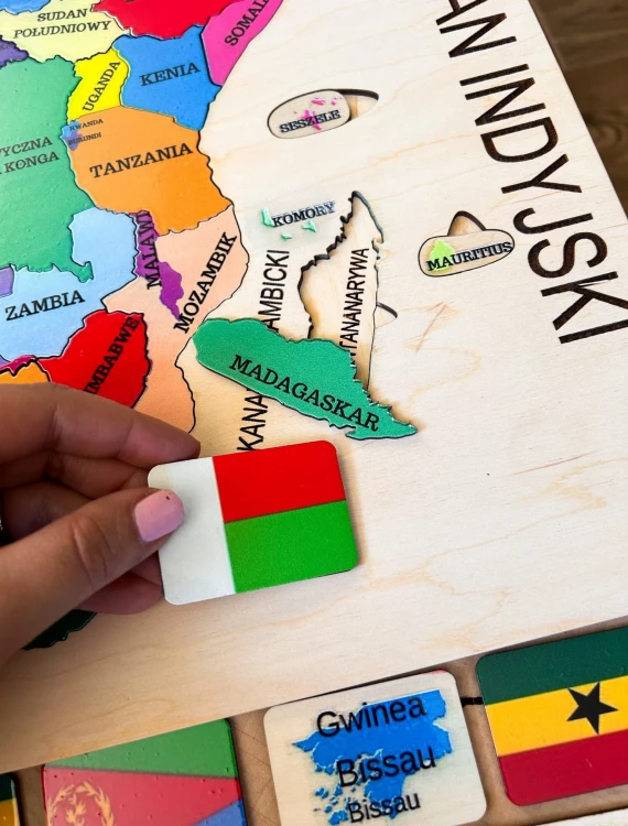 Tabliczki z flagami i nazwami państw Afryki w zestawie drewnianej mapy EDUBOBO