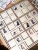 Elementy drewnianej gry Sudoku EDUBOBO z wyraźnymi obrazkami kotów