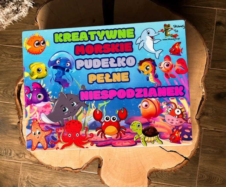Zbliżenie na drewniane kolorowe rybki z zestawu kreatywnego morskiego pudełka EDUBOBO