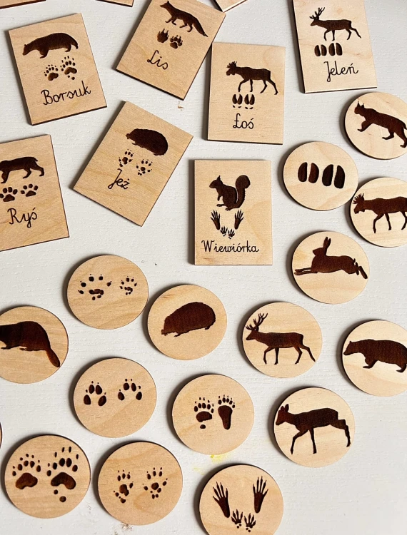 Ilustracje zwierząt leśnych na drewnianych elementach układanki Memory EDUBOBO