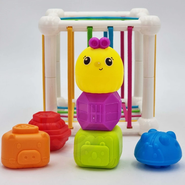 Zbliżenie na twarde klocki sensoryczne w zestawie WOOPIE BABY z oznaczeniami liczb