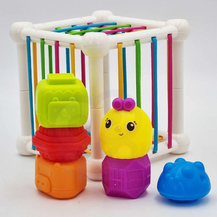 Klocki sensoryczne WOOPIE BABY ułożone w wieżę, pokazujące różnorodność kształtów i kolorów