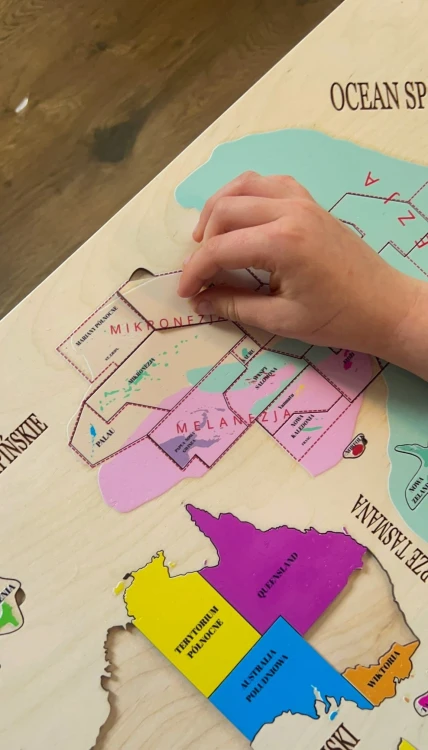 Drewniana mapa edukacyjna z flagami i konturami państw Oceanii EDUBOBO
