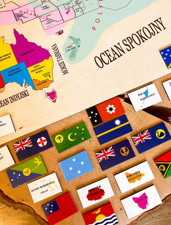 Widok na podpisane stolice państw na drewnianej mapie Australii i Oceanii EDUBOBO