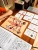 Zbliżenie na kolorowe ilustracje gruczołów dokrewnych na drewnianej planszy EDUBOBO