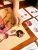 Zestaw edukacyjny EDUBOBO z drewnianą planszą i instrukcją do nauki o gruczołach dokrewnych