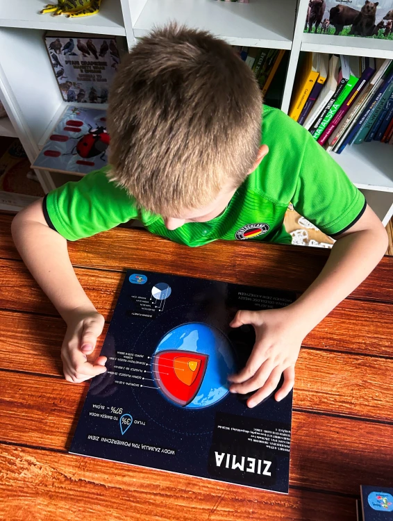 Plansza drewnianego zestawu Układ Słoneczny EDUBOBO - kolorowe infografiki planet