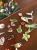 Zabawa edukacyjna z drewnianą wyszukiwanką EDUBOBO - dziecko dopasowuje elementy do planszy
