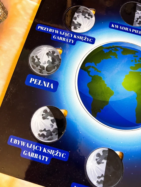 Fazy Księżyca EDUBOBO na drewnianej planszy do samodzielnego układania przez dzieci