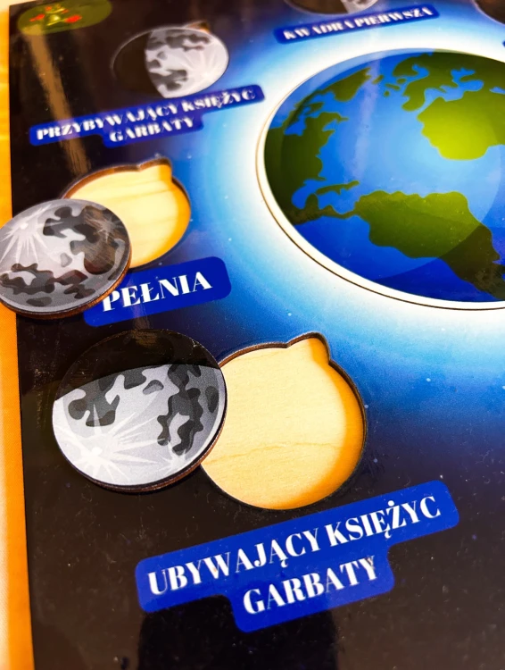Plansza EDUBOBO 35 x 35 cm z Ziemią pośrodku i wyjmowanymi fazami Księżyca