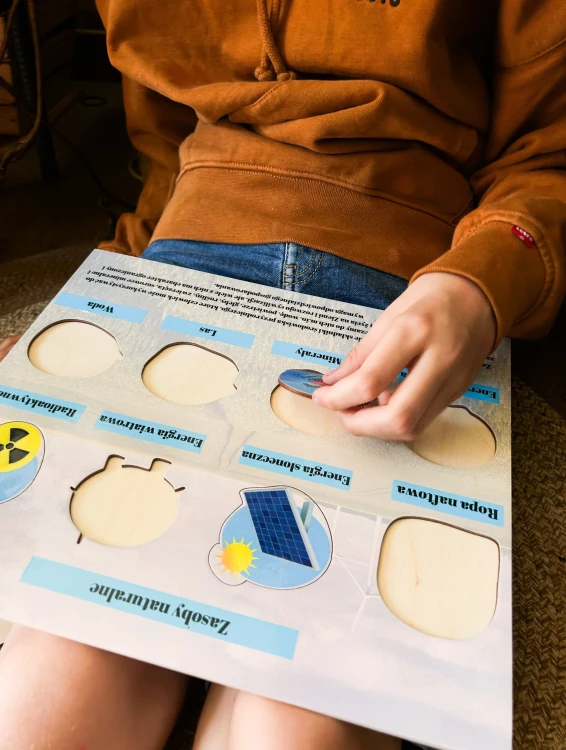 Drewniana plansza edukacyjna z przykładem energii wiatrowej
