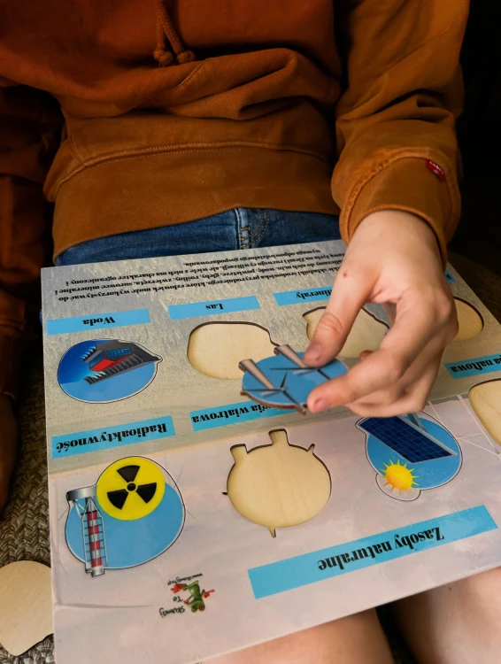 Plansza edukacyjna EDUBOBO przedstawiająca zasób w postaci wody