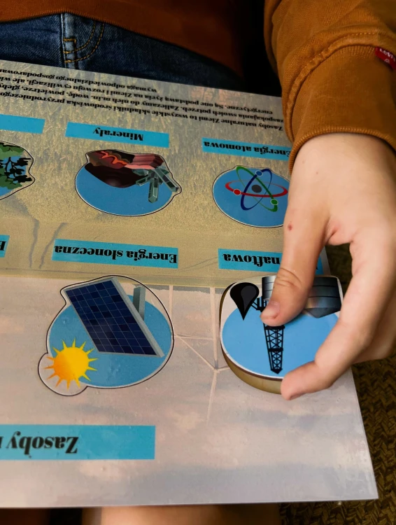 Plansza z przykładem radioaktywności w układance o zasobach Ziemi