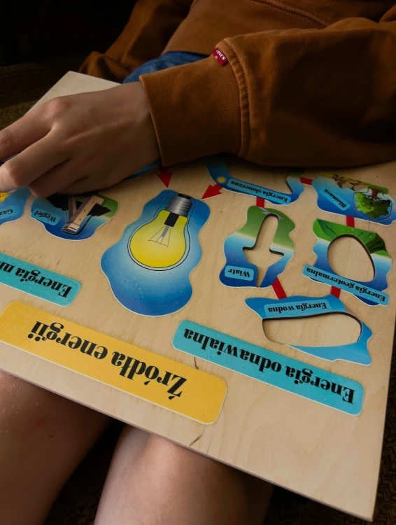 Układanka Źródła energii EDUBOBO z czytelnymi podpisami pod ikonami