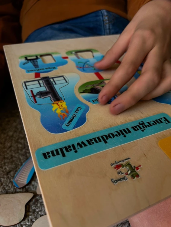 Układanka edukacyjna o energii EDUBOBO z przykładami wiatru i energii słonecznej