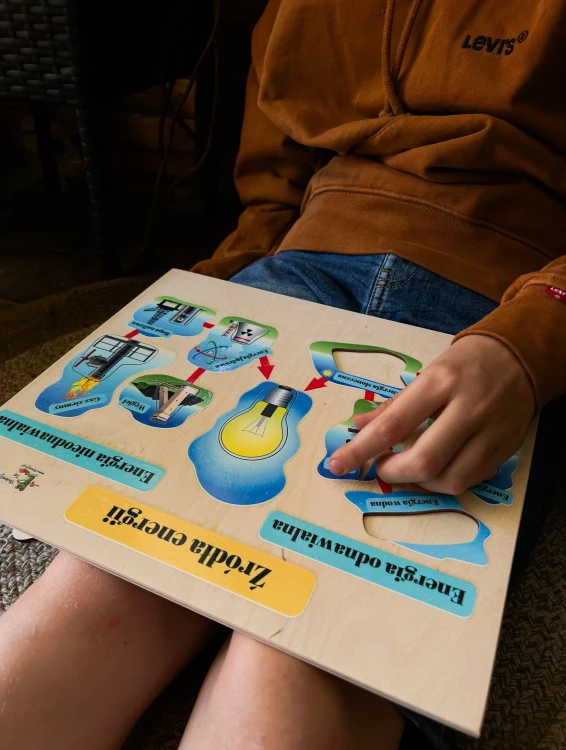 Strzałki na układance Źródła energii EDUBOBO prowadzą do symbolicznej żarówki