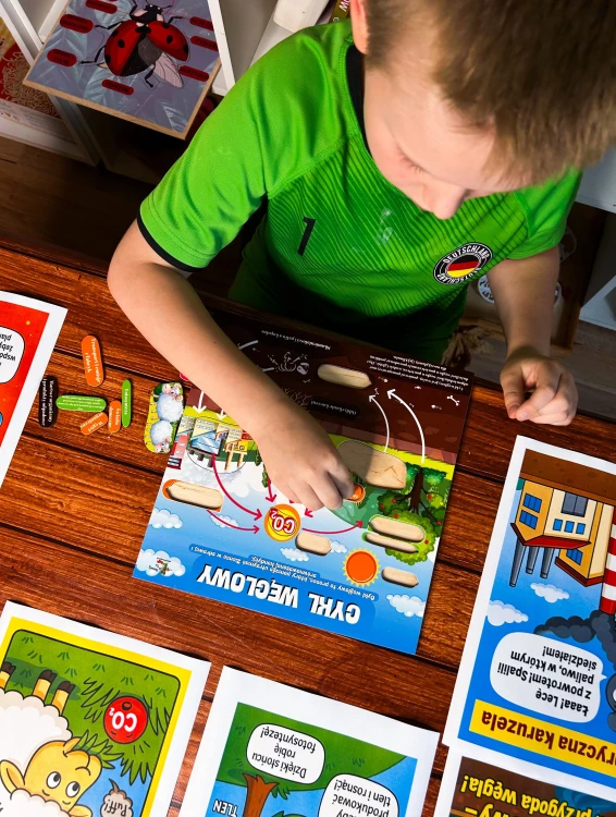 Tablica edukacyjna EDUBOBO przedstawiająca etapy obiegu węgla.