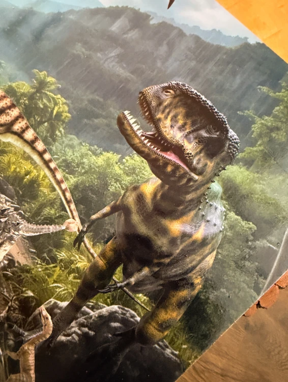 Dziecko dopasowujące elementy dinozaurów do planszy wyszukiwanki EDUBOBO
