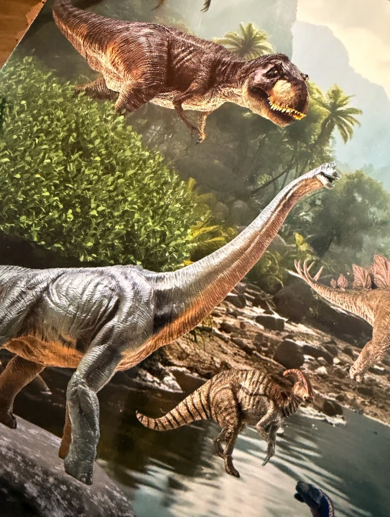 Elementy drewnianej układanki dinozaury EDUBOBO z nazwami na odwrocie