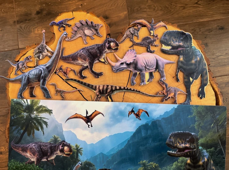 Zabawa dziecka z wyszukiwanką dinozaury EDUBOBO rozwijająca mowę i spostrzegawczość
