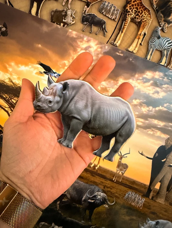 Ilustracja sawanny na planszy wyszukiwanki z drewnianymi zwierzętami EDUBOBO