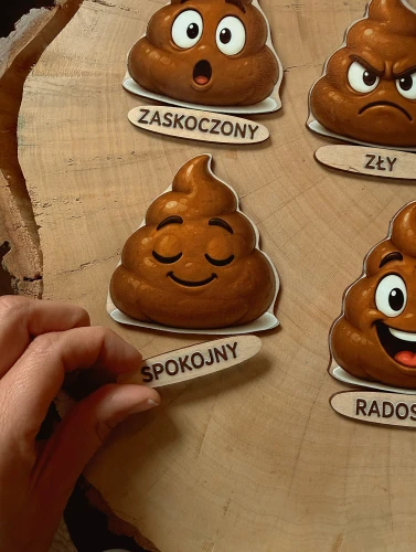 Zbliżenie na drewniane elementy i karty obrazkowe układanki Emocje EDUBOBO
