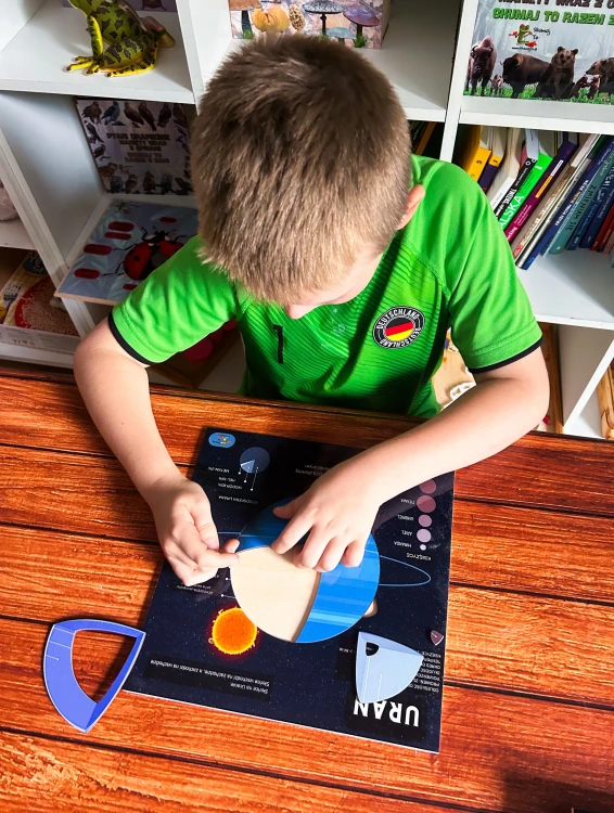 Elementy układanki edukacyjnej Budowa Urana - ilustracja księżyców planety