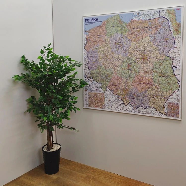 Widok detalu mapy magnetycznej Polski z aluminiową ramą i narożnikami z tworzywa KARTA