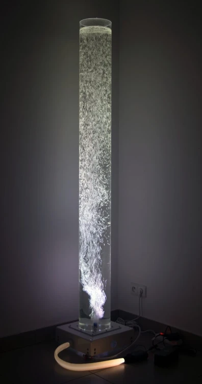 Kolumna wodna RGBW 200 × 20 cm — fotografacja ilustrująca efekt bąbelków przy różnym oświetleniu