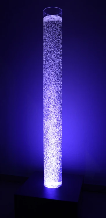 Kolumna wodna RGBW 200 × 20 cm — ujęcie prezentujące efekt synchronizacji świetlno‑dźwiękowy