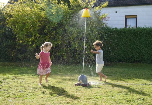 Zraszacz Krecik Big AquaPlay w akcji – rozpryskująca się woda w ogrodzie