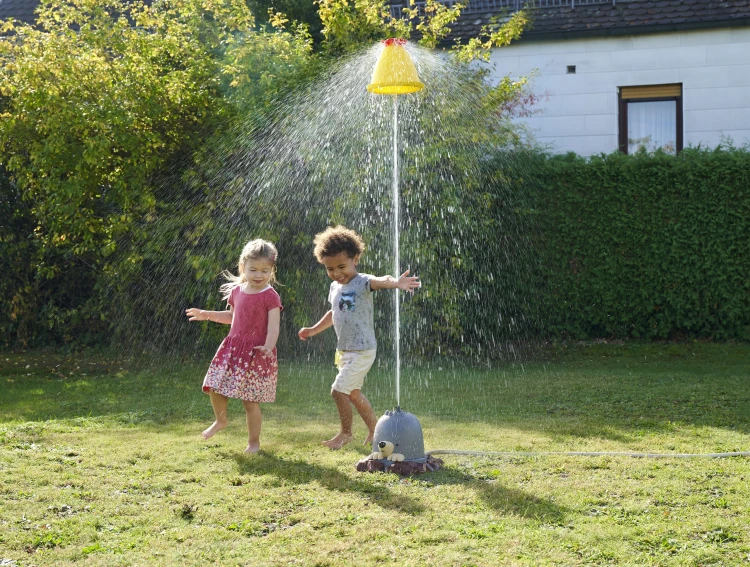 Dziecko bawiące się przy Zraszaczu AquaPlay Krecik na świeżym powietrzu