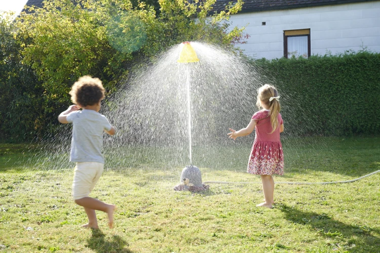Widok z boku na Zraszacz Krecik Big AquaPlay – elementy montażowe