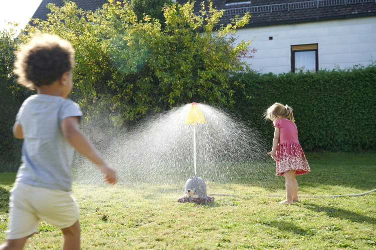 Zraszacz Krecik Big AquaPlay – rozpryskująca się woda na tle trawy