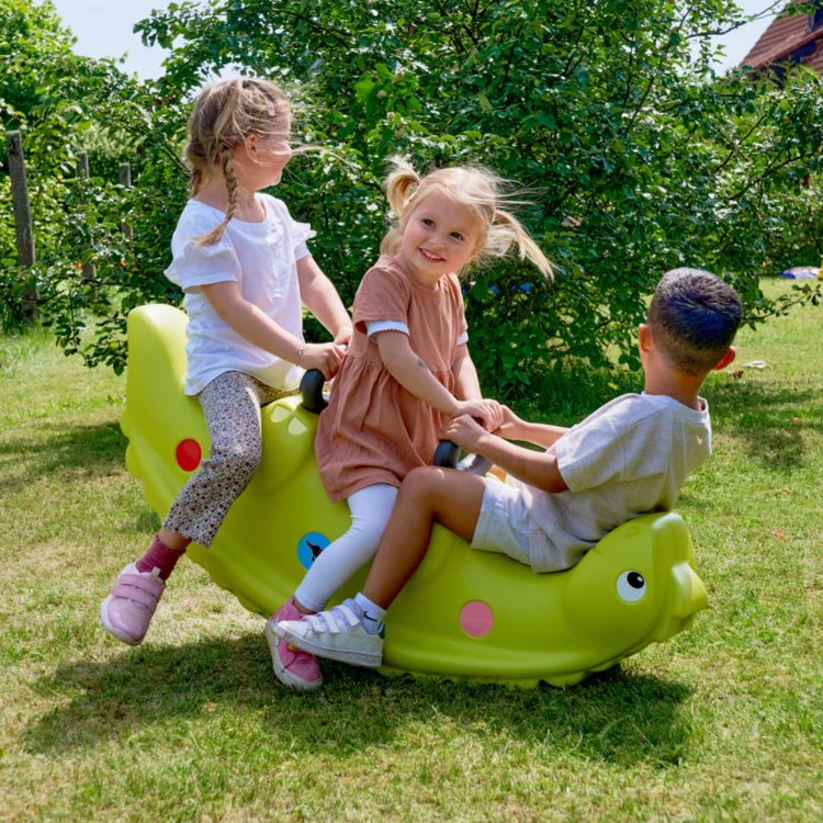 Huśtawka Dino Rocker BIG w ogrodzie, odporna na promieniowanie UV