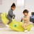 Widok z góry na huśtawkę BIG Dino Rocker z trzema siedziskami