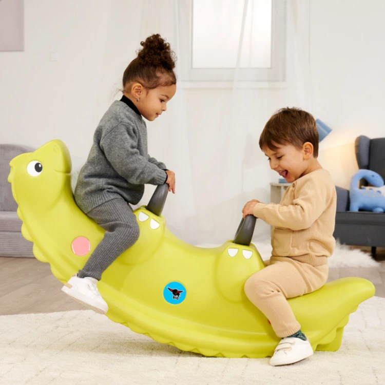 Widok z góry na huśtawkę BIG Dino Rocker z trzema siedziskami