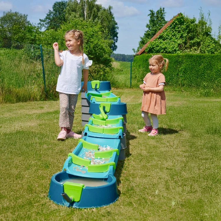 Zestaw AquaPlay Wodny Tor w ogrodzie podczas dziecięcej zabawy