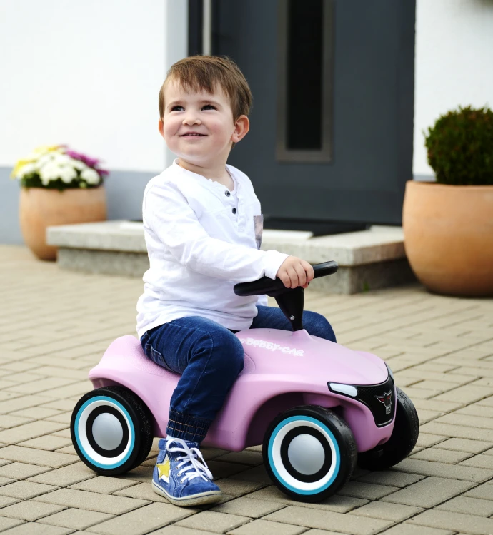 Zbliżenie na kierownicę i klakson różowego jeździka BIG Bobby Car Neo Pink