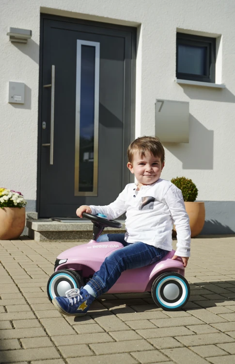Przód jeździka BIG Bobby Car Neo Pink z widocznym uchwytem holowniczym