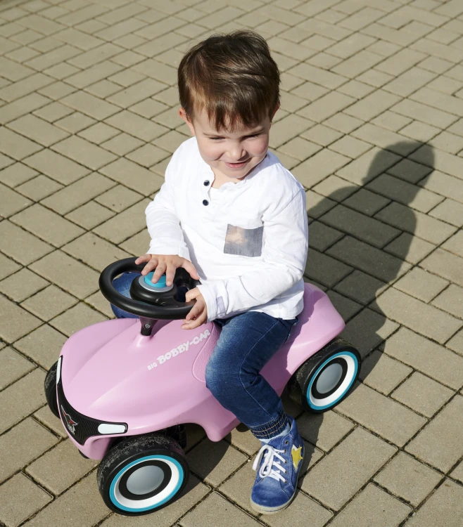 Tył jeździka BIG Bobby Car Neo Pink z hakiem do przyczepy