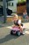 Widok na siedzisko i przestrzeń na nogi jeździka BIG Bobby Car Neo Pink