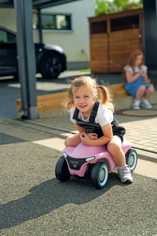 Widok na siedzisko i przestrzeń na nogi jeździka BIG Bobby Car Neo Pink