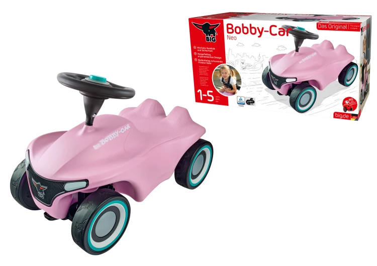 Jeżdzik BIG Bobby Car Neo Pink na podwórku podczas zabawy dziecka
