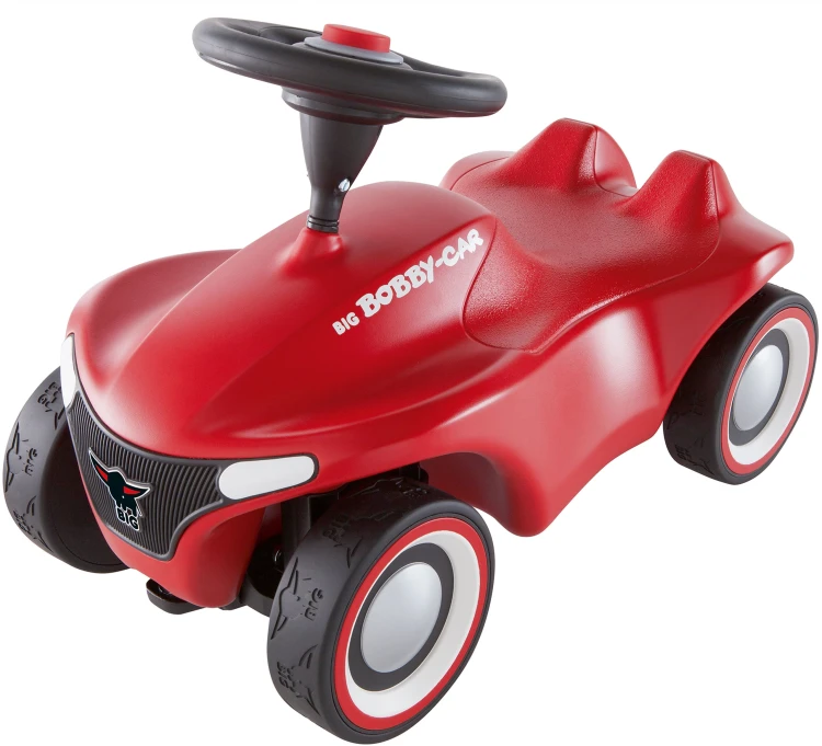 Widok jeździka BIG Bobby Car Neo Red z przodu z uchwytem holowniczym