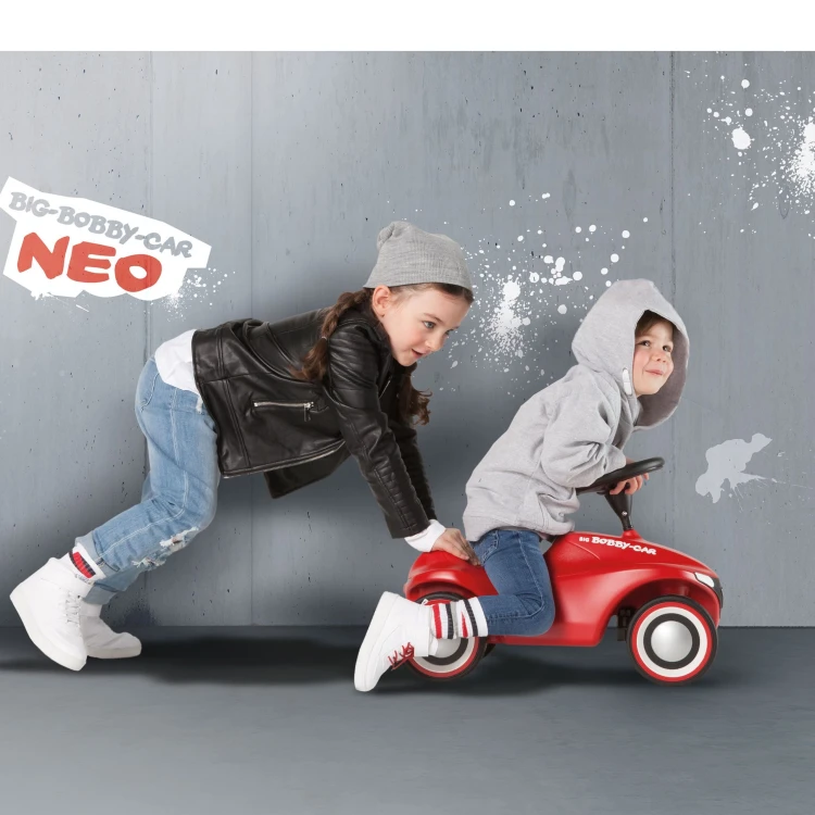 Ciche gumowe koła i skrętne przednie kółka jeździka BIG Bobby Car Neo Red